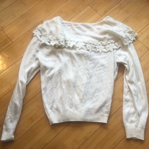 Beautiful vintage White Sweater, Detailed Collar - Picture 3 of 3